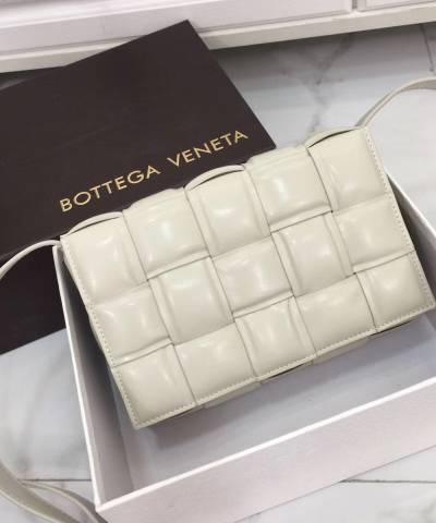 Сумка Bottega Veneta Padded Cassette Bag White